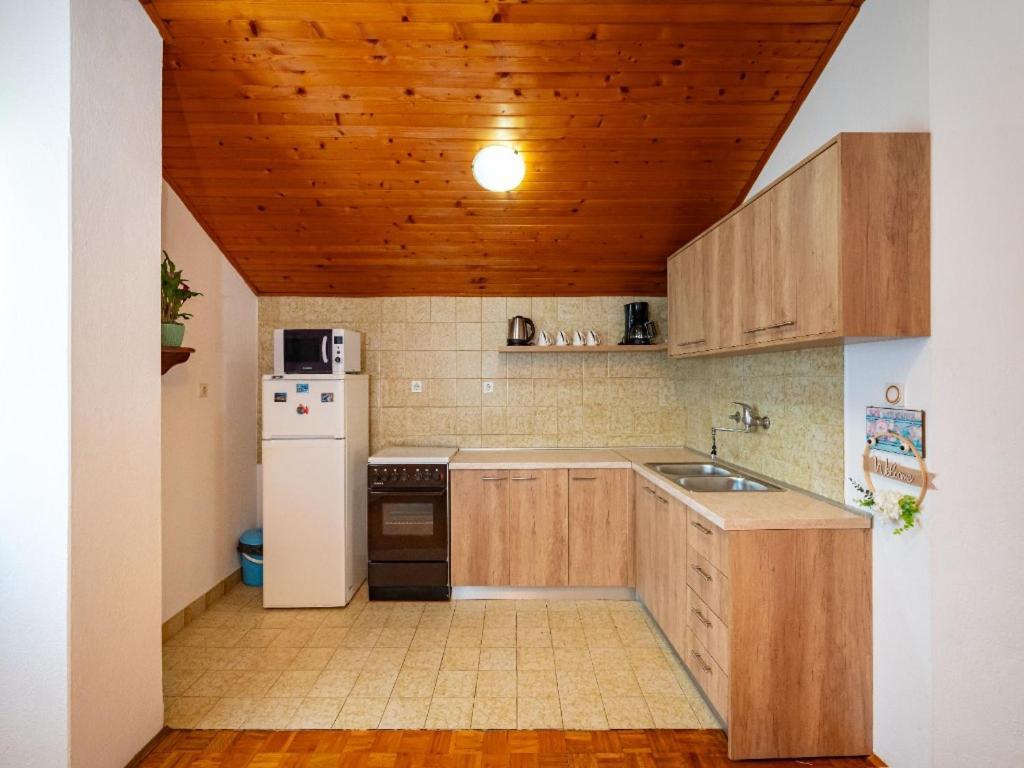 נין Apartment Matkos - With Garden And Terrace מראה חיצוני תמונה
