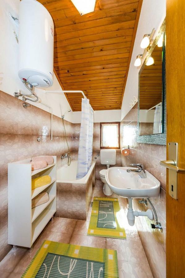נין Apartment Matkos - With Garden And Terrace מראה חיצוני תמונה